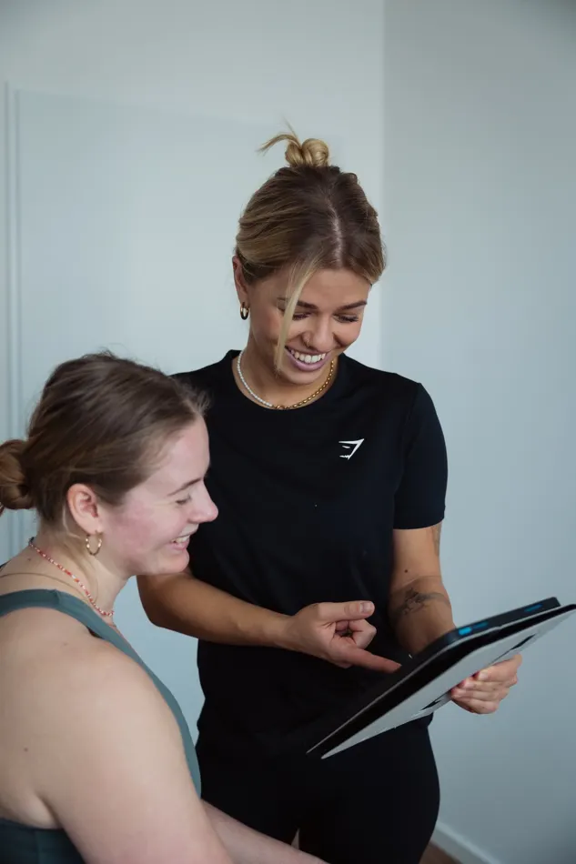 Persönliches Gespräch über die Behandlung anhand eines Tablets bei OptiCore